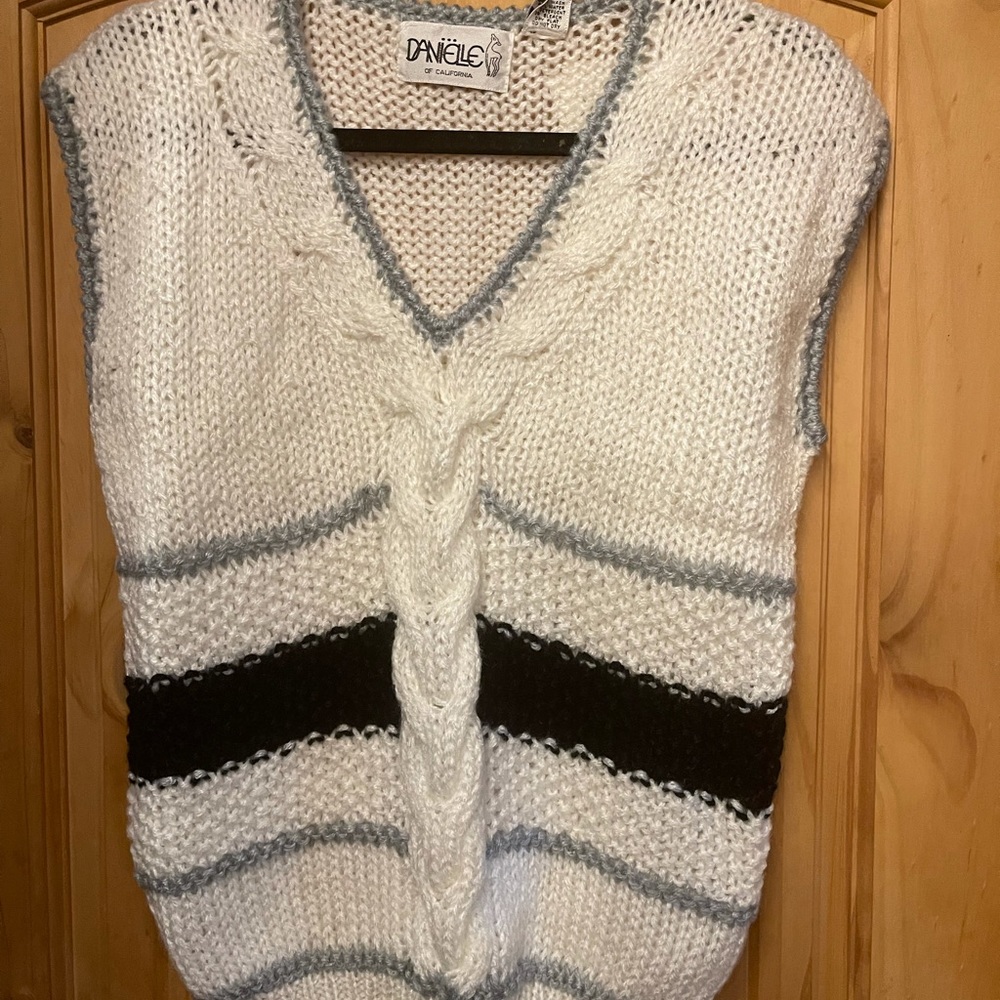 Danielle of California sleeveless sweater